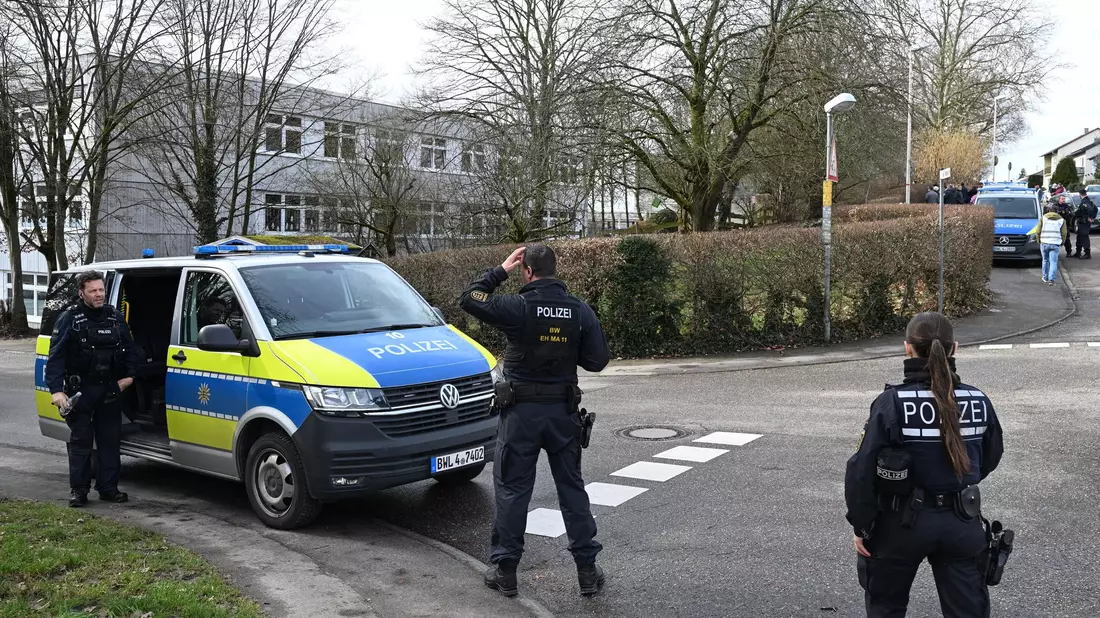 Die Polizei ist an einer Schule in Bretten im Einsatz.  - Bild: Bernd Weißbrod/dpa