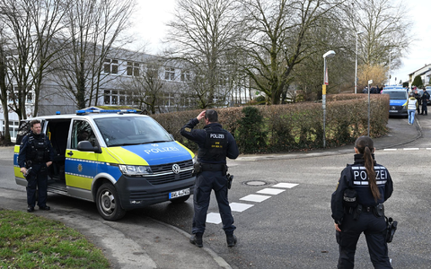 Die Polizei ist an einer Schule in Bretten im Einsatz.  - Foto: Bernd Weißbrod/dpa