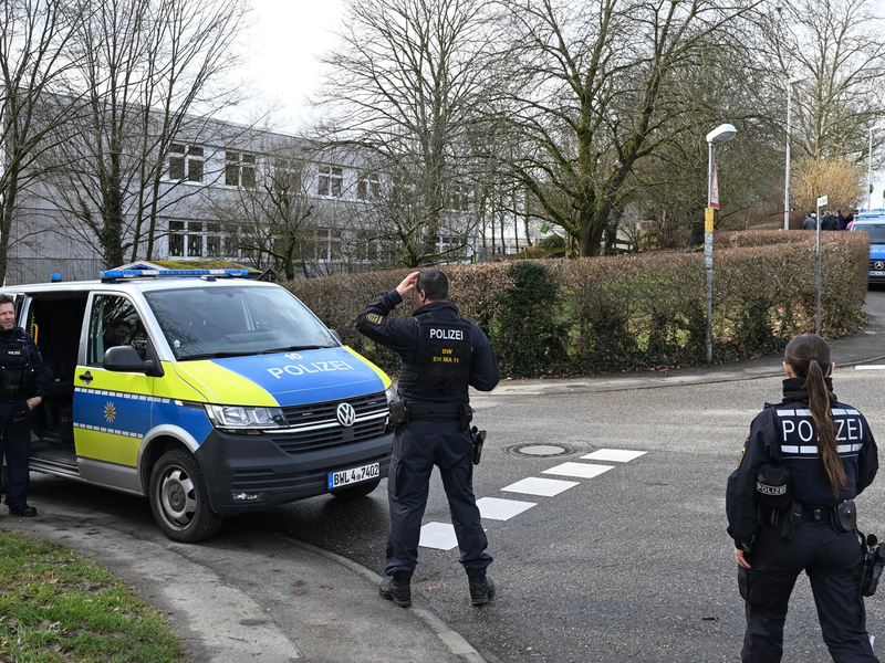 Die Polizei ist an einer Schule in Bretten im Einsatz.  - Foto: Bernd Weißbrod/dpa