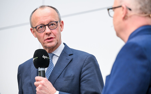 Der Ausgang der Landtagswahlen im Herbst? Derzeit sei ihm anderes wichtiger, sagt Merz.  - Foto: Annette Riedl/dpa