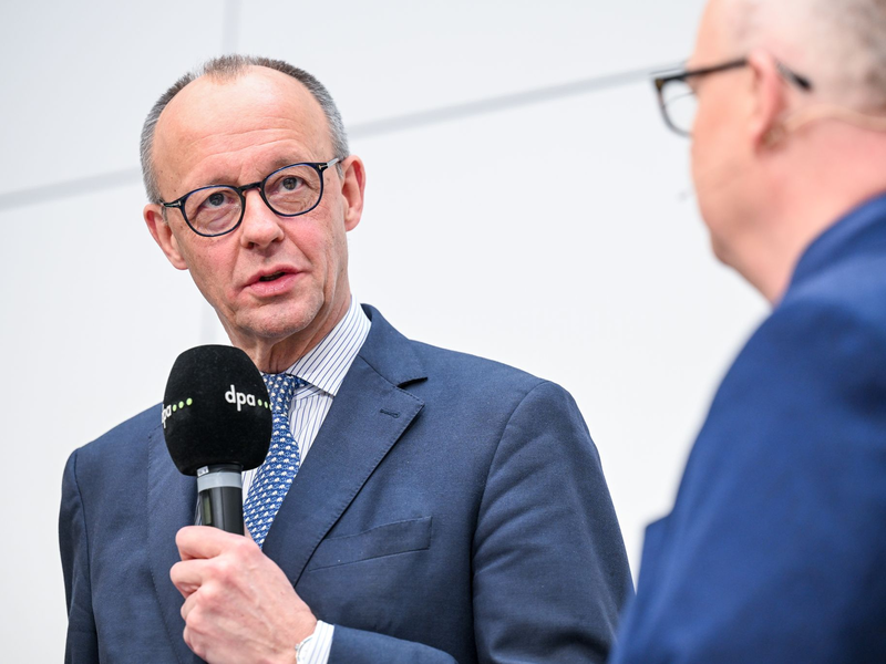 Der Ausgang der Landtagswahlen im Herbst? Derzeit sei ihm anderes wichtiger, sagt Merz.  - Foto: Annette Riedl/dpa