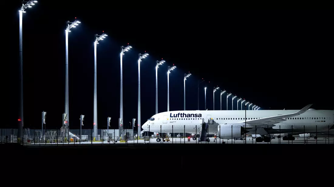 Am Münchner Flughafen mussten Passagiere über Nacht in mehreren Lufthansa-Maschinen ausharren. (Symbolbild) - Bild: Sven Hoppe/dpa