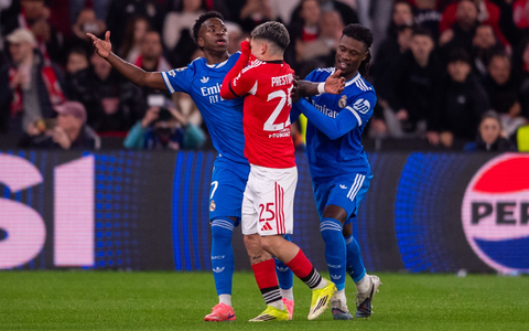 Prestianni (r.) wurde nun von der UEFA vorläufig gesperrt.  - Foto: Miguel Lemos/ZUMA Press Wire/dpa