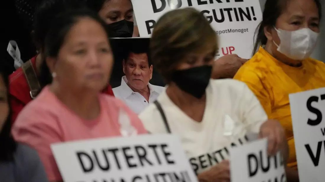 Auf den Philippinen versammelten sich Menschen, um die Anhörung zu verfolgen. - Bild: Aaron Favila/AP/dpa