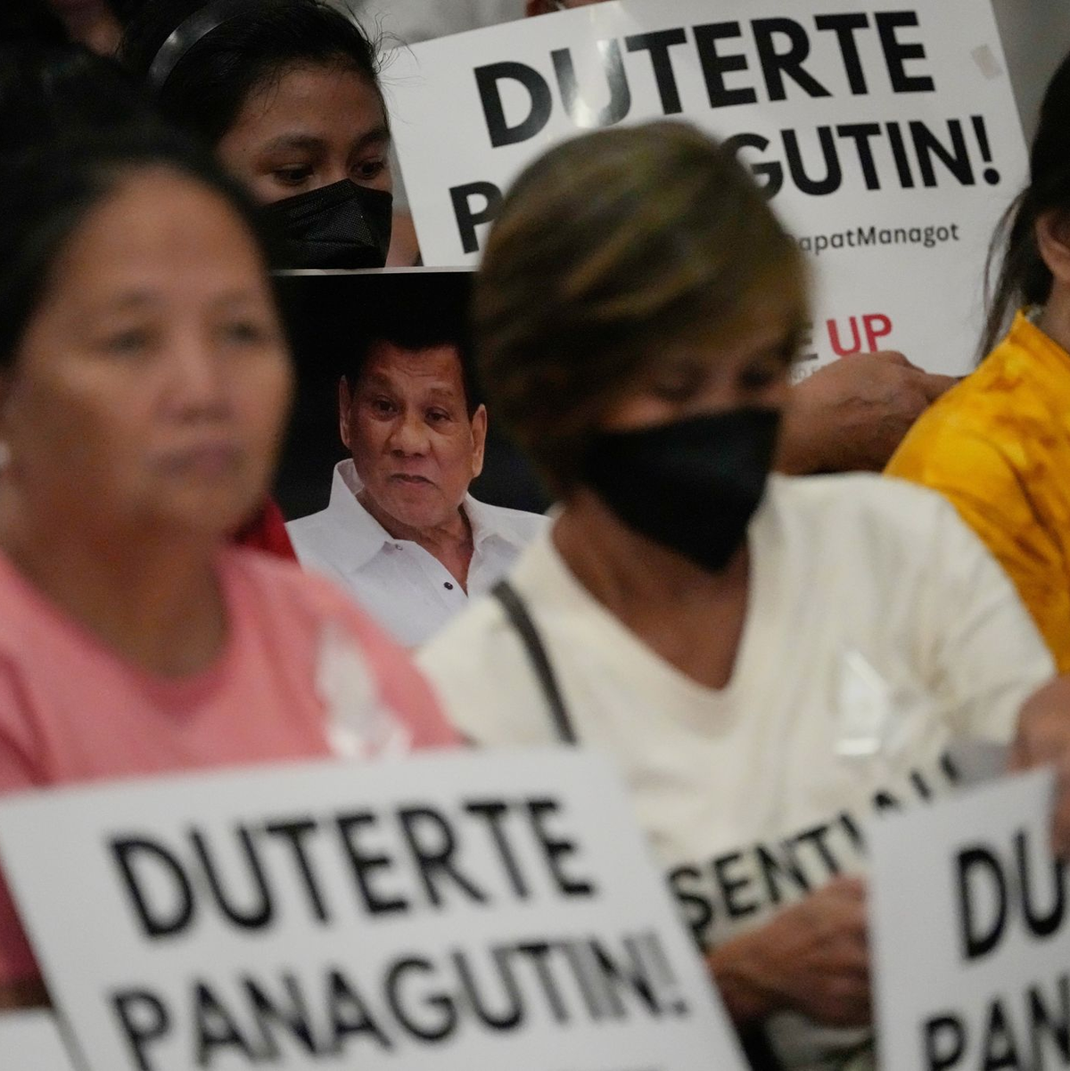 Auf den Philippinen versammelten sich Menschen, um die Anhörung zu verfolgen. - Foto: Aaron Favila/AP/dpa