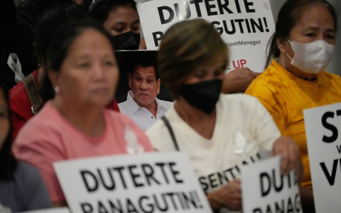 Auf den Philippinen versammelten sich Menschen, um die Anhörung zu verfolgen. - Foto: Aaron Favila/AP/dpa