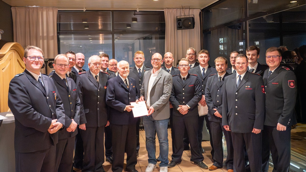 FW Dinslaken: Beförderungen, Ehrungen und Blick in die Zukunft im Löschzug Eppinghoven - Foto: presseportal.de
