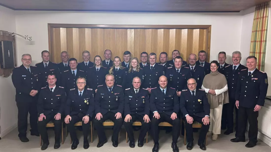 FFW Bergen: Ortsfeuerwehr Offen wählt neue Ortsbrandmeister - Zahlreiche Ehrungen für verdiente Feuerwehrkameraden - Bild: presseportal.de