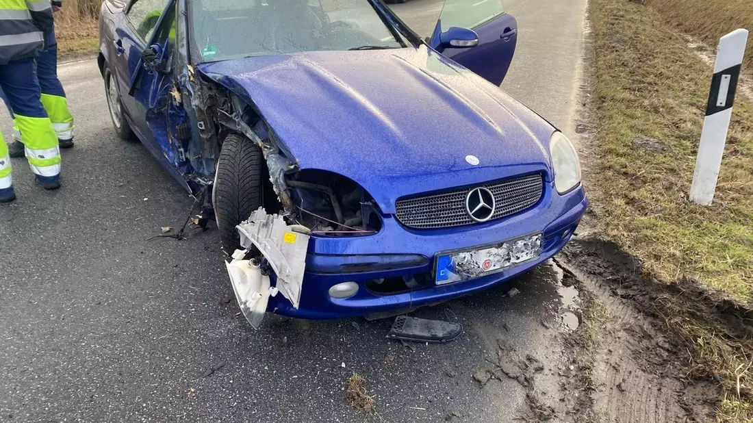 POL-CUX: Verkehrsunfall zwischen Osterbruch und Otterndorf - Fahrzeugführerin leicht verletzt (Foto im Anhang) - Bild: presseportal.de