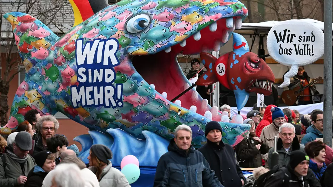 Auch mit einer Anti-AfD-Plastik des Düsseldorfer Karnevalswagenbauers Jacques Tilly wurde im Stadtteil Garath gegen einen Auftritt des Thüringer AfD-Landesparteichefs Björn Höcke demonstriert.   - Bild: Federico Gambarini/dpa