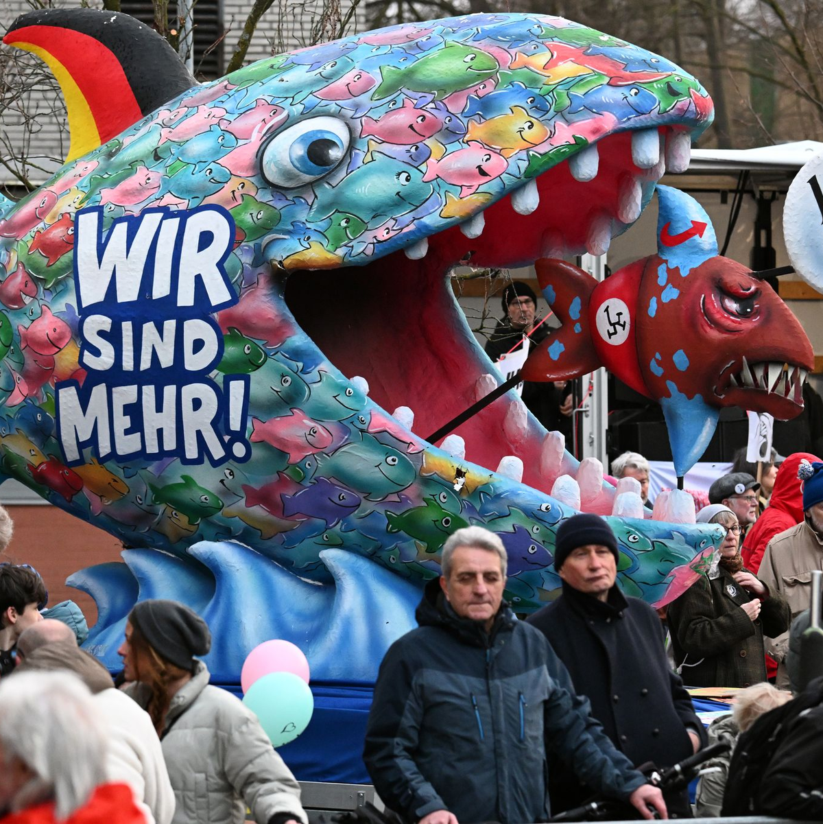 Auch mit einer Anti-AfD-Plastik des Düsseldorfer Karnevalswagenbauers Jacques Tilly wurde im Stadtteil Garath gegen einen Auftritt des Thüringer AfD-Landesparteichefs Björn Höcke demonstriert.   - Foto: Federico Gambarini/dpa