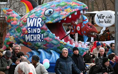 Auch mit einer Anti-AfD-Plastik des Düsseldorfer Karnevalswagenbauers Jacques Tilly wurde im Stadtteil Garath gegen einen Auftritt des Thüringer AfD-Landesparteichefs Björn Höcke demonstriert.   - Foto: Federico Gambarini/dpa