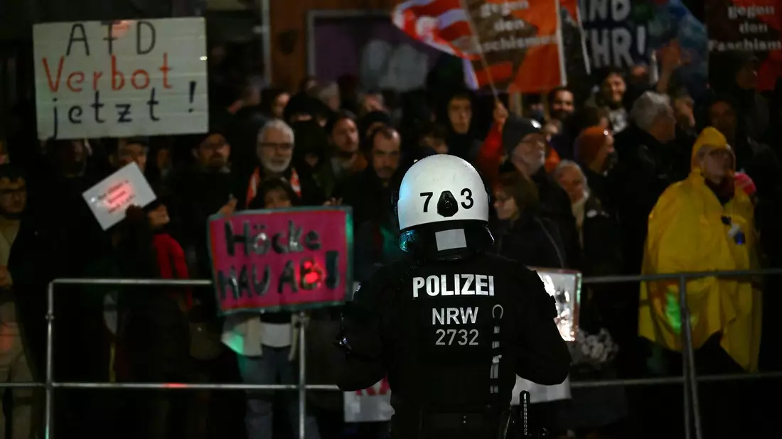 Polizisten sichern in Düsseldorf eine Veranstaltung mit dem Thüringer AfD-Landesparteichef Björn Höcke.  - Bild: Federico Gambarini/dpa