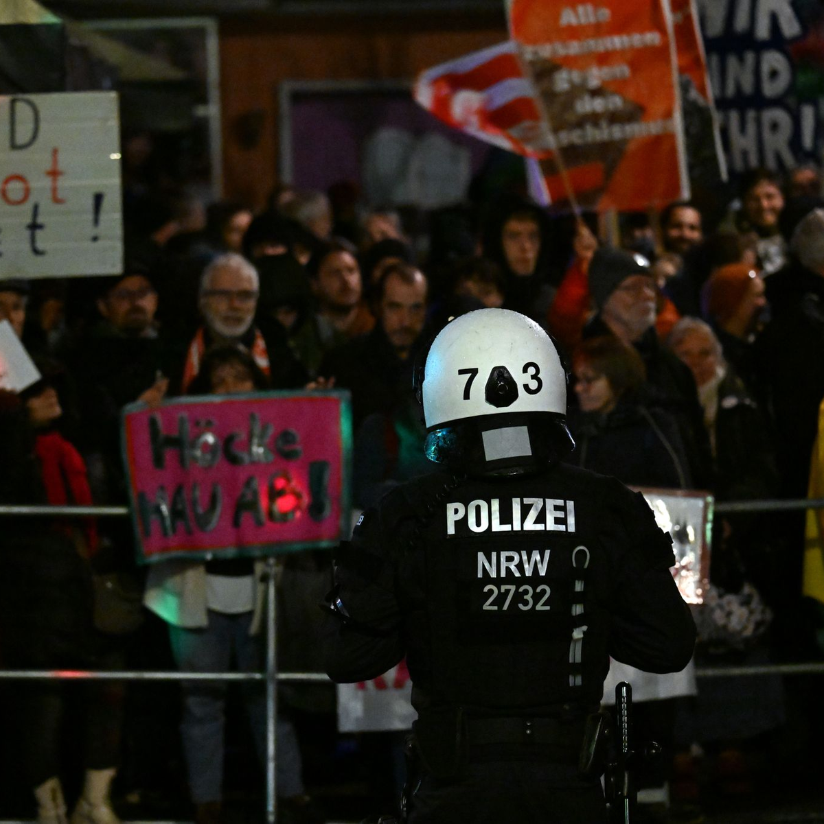 Polizisten sichern in Düsseldorf eine Veranstaltung mit dem Thüringer AfD-Landesparteichef Björn Höcke.  - Foto: Federico Gambarini/dpa