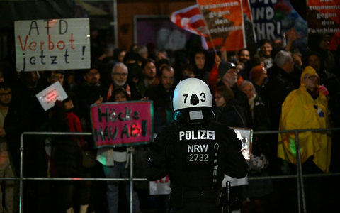 Polizisten sichern in Düsseldorf eine Veranstaltung mit dem Thüringer AfD-Landesparteichef Björn Höcke.  - Foto: Federico Gambarini/dpa