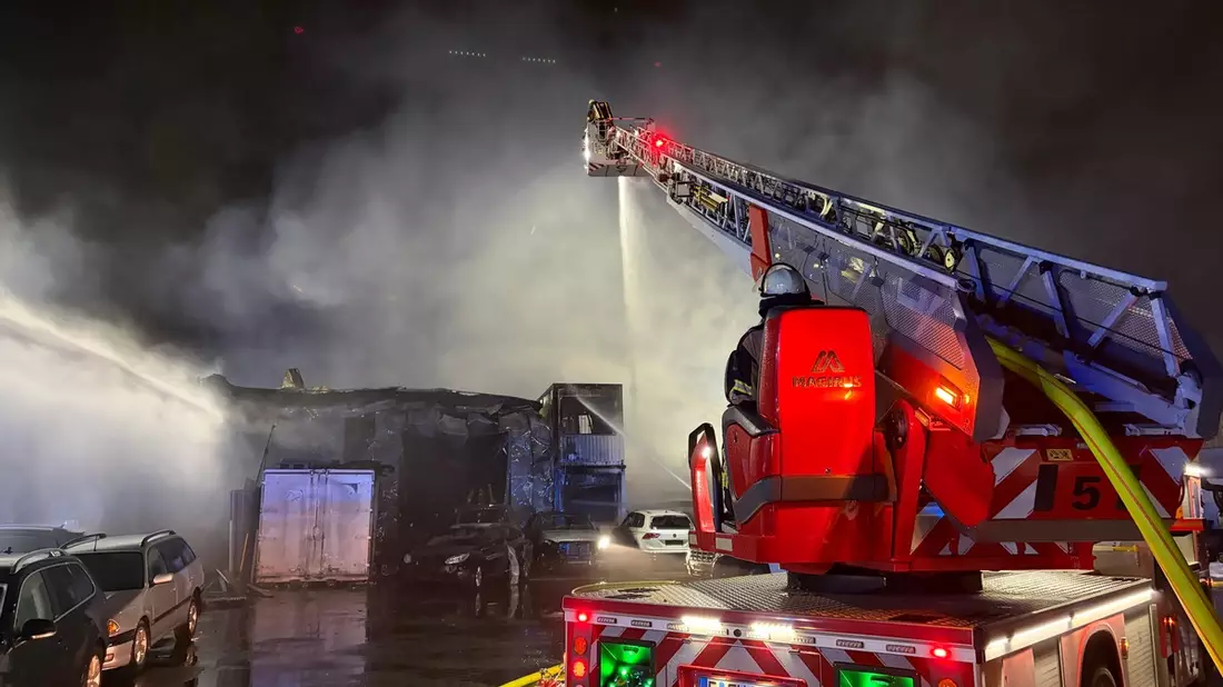 FW-E: Nächtlicher Großbrand eines Kfz-Betriebs - vorsorgliche Warnung der Bevölkerung - Bild: presseportal.de