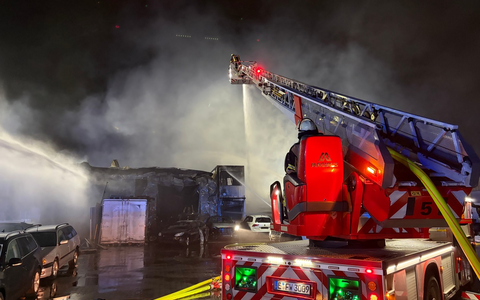 FW-E: Nächtlicher Großbrand eines Kfz-Betriebs - vorsorgliche Warnung der Bevölkerung - Foto: presseportal.de