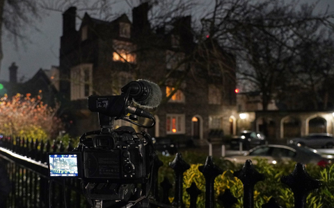 Die Polizei hat Mandelson im Zusammenhang mit seinen Beziehungen zu Epstein verhaftet. - Foto: Alberto Pezzali/AP/dpa