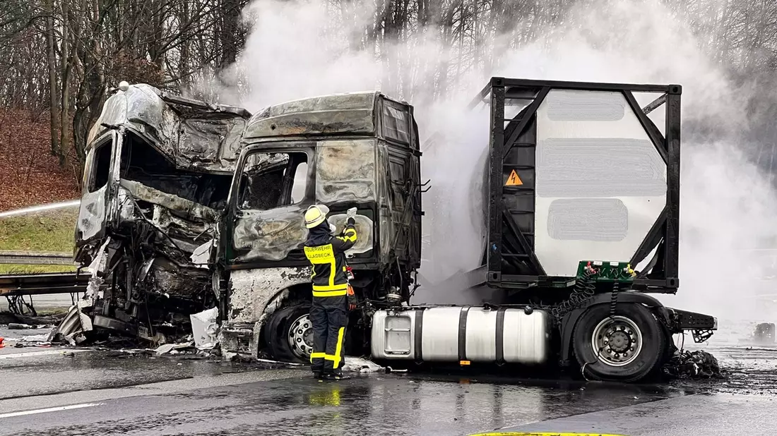 FW-GLA: Auffahrunfall auf der A2 - LKW in Vollbrand (Abschlussmeldung) - Bild: presseportal.de