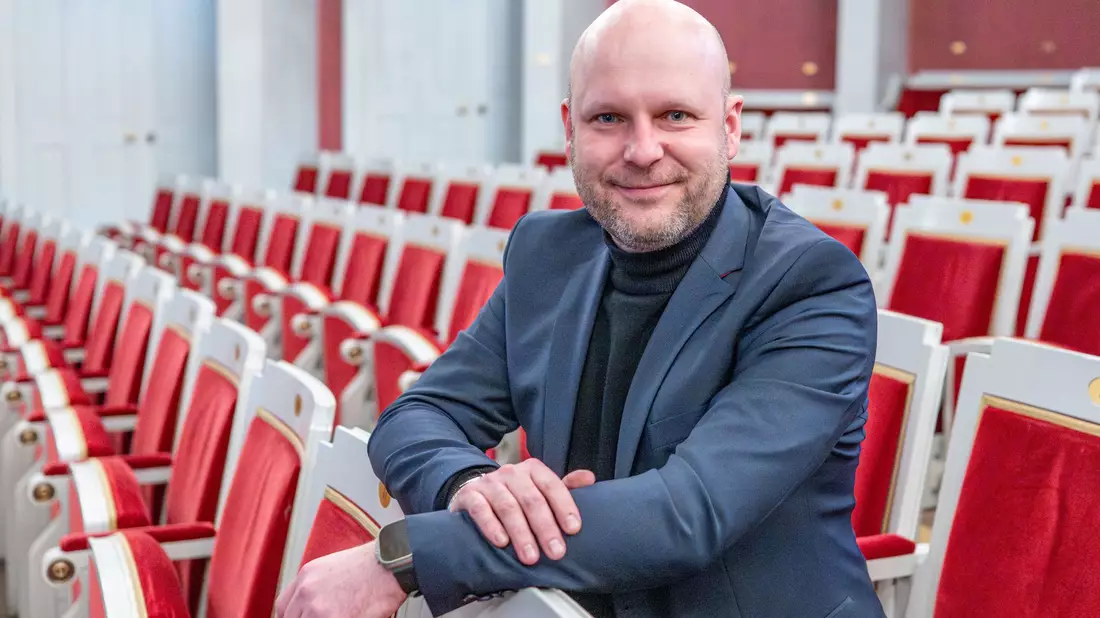 Bei der Gestaltung des Spielplans bescheinigte die Jury dem Regensburger Intendanten Sebastian Ritschel Mut und Innovationskraft. - Bild: Armin Weigel/dpa
