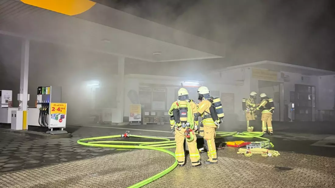 FW-EN: Brand im Tankstellengebäude in Hattingen-Welper - Feuerwehr verhindert Ausbreitung - Bild: presseportal.de