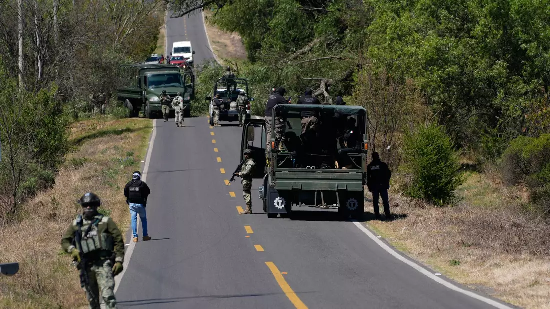 Nach dem Gewaltausbruch in Mexiko räumen Soldaten die von Bandenmitgliedern eingerichteten Straßensperren.  - Bild: Marco Ugarte/AP/dpa