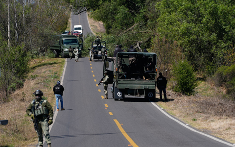 Nach dem Gewaltausbruch in Mexiko räumen Soldaten die von Bandenmitgliedern eingerichteten Straßensperren.  - Foto: Marco Ugarte/AP/dpa