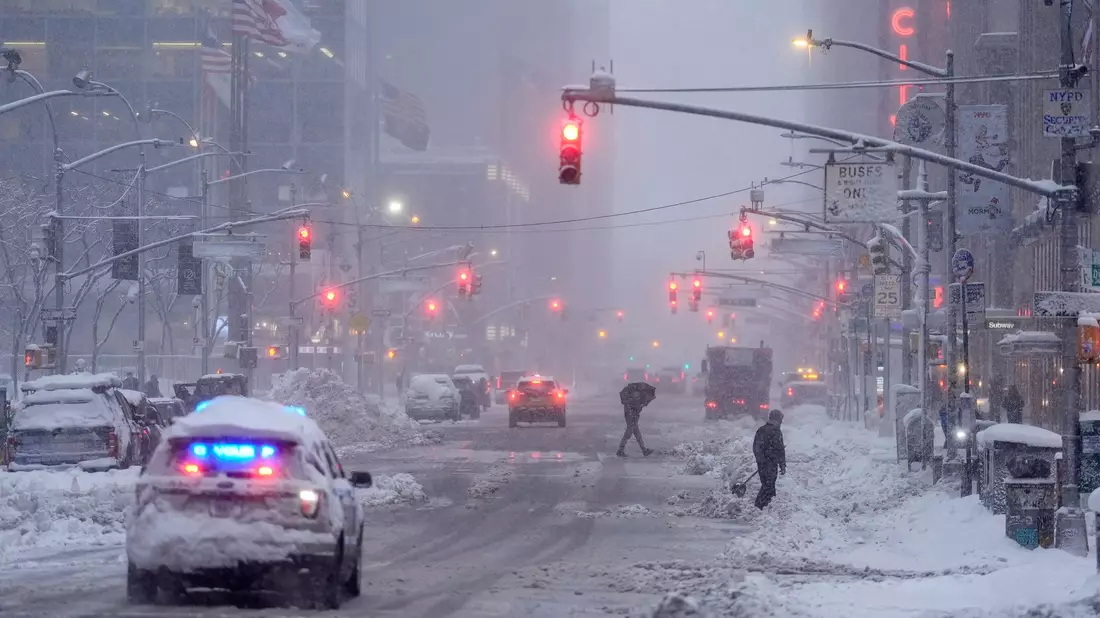 Schneemassen legten am Montag weite Teile New Yorks und der US-Ostküste lahm. - Bild: Seth Wenig/AP/dpa