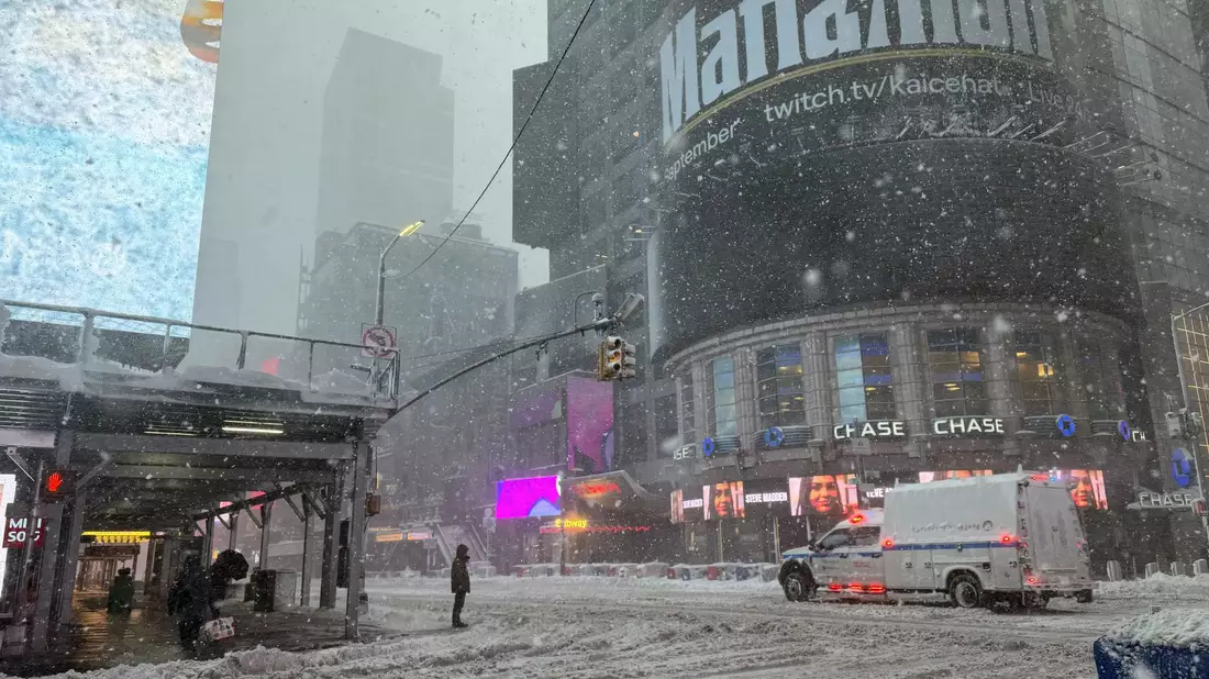 Am berühmten Times Square waren am Morgen nur vereinzelt Besucher unterwegs. - Bild: Anne Pollmann/dpa