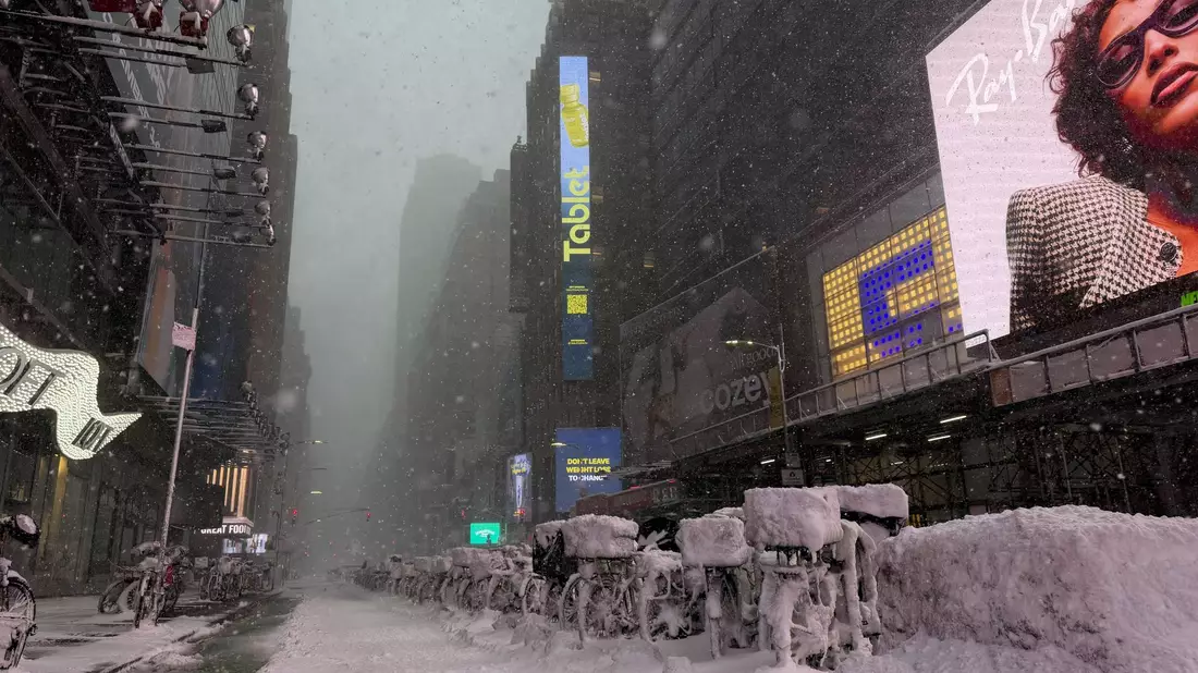 Die Schneemassen verwandelten den Times Square in eine Eislandschaft. - Bild: Anne Pollmann/dpa