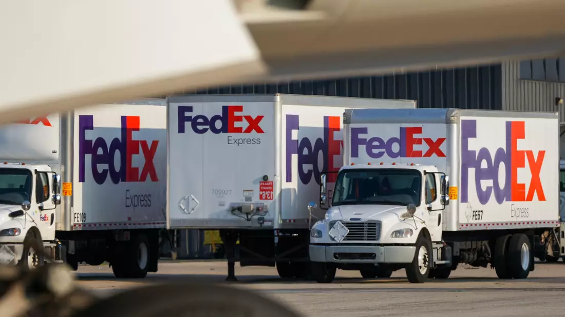 Das Logistikunternehmen Fedex fordert eine Rückzahlung von Zöllen, die als unrechtmäßig eingestuft wurden. (Archivbild) - Bild: Soeren Stache/dpa