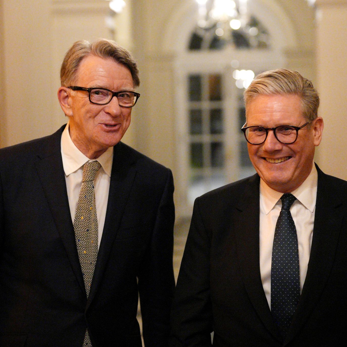 Die Affäre um Peter Mandelson (links) führte beinahe zum Sturz des britischen Premierministers Keir Starmer (rechts). (Archivfoto) - Foto: Carl Court/PA Wire/dpa
