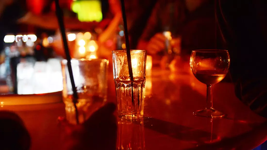 Laut der Studie berichteten Teilnehmende nach dem Ansehen entsprechender Beiträge 73 Prozent häufiger von erhöhter Lust auf Alkohol als Personen, die vergleichbare Videos ohne Alkohol sahen. (Symbolbild) - Bild: Jens Kalaene/dpa-Zentralbild/dpa
