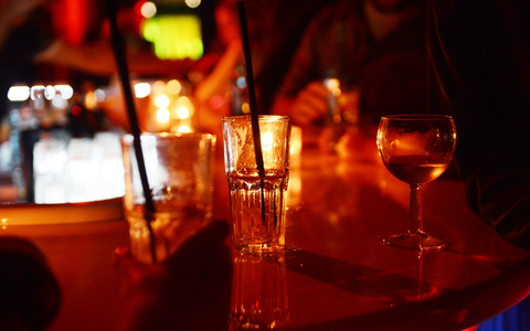 Laut der Studie berichteten Teilnehmende nach dem Ansehen entsprechender Beiträge 73 Prozent häufiger von erhöhter Lust auf Alkohol als Personen, die vergleichbare Videos ohne Alkohol sahen. (Symbolbild) - Foto: Jens Kalaene/dpa-Zentralbild/dpa