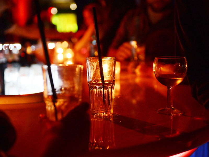 Laut der Studie berichteten Teilnehmende nach dem Ansehen entsprechender Beiträge 73 Prozent häufiger von erhöhter Lust auf Alkohol als Personen, die vergleichbare Videos ohne Alkohol sahen. (Symbolbild) - Foto: Jens Kalaene/dpa-Zentralbild/dpa