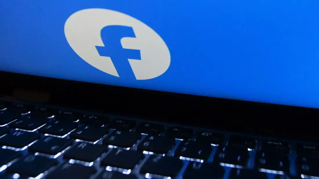 Mit der Freunde-finden-Funktion können registrierte Facebook-Nutzer die auf ihren Endgeräten verfügbaren Kontaktdaten auf einen Server hochladen. - Bild: Anna Ross/dpa