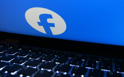 Mit der Freunde-finden-Funktion können registrierte Facebook-Nutzer die auf ihren Endgeräten verfügbaren Kontaktdaten auf einen Server hochladen. - Foto: Anna Ross/dpa