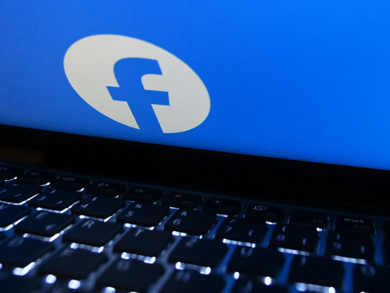 Mit der Freunde-finden-Funktion können registrierte Facebook-Nutzer die auf ihren Endgeräten verfügbaren Kontaktdaten auf einen Server hochladen. - Foto: Anna Ross/dpa