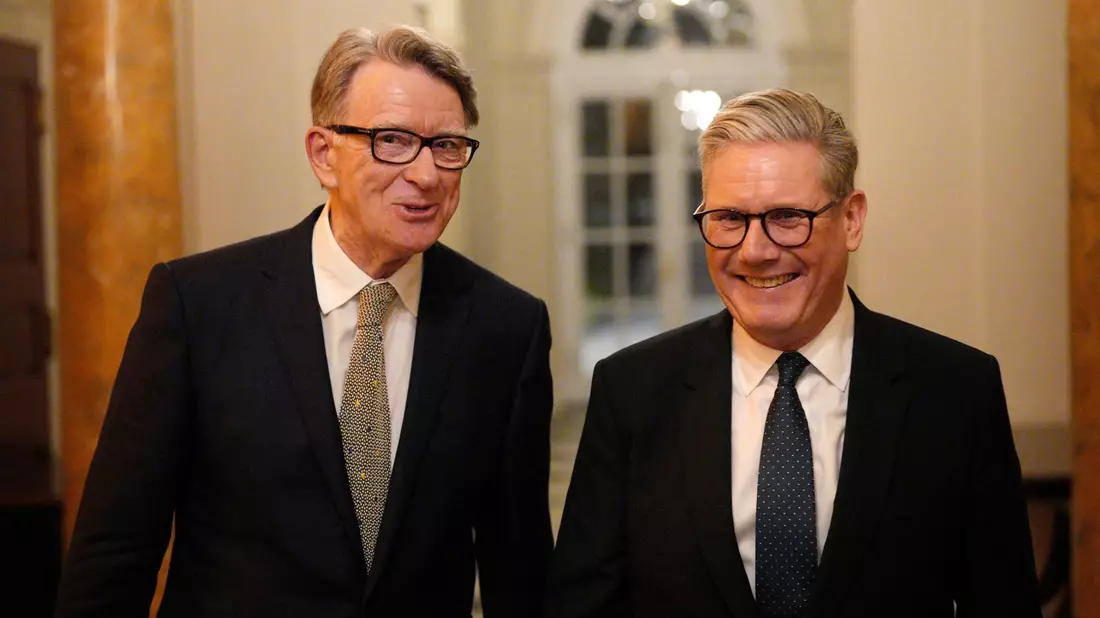 Die Mandelson-Affäre führte beinahe zum Sturz des britischen Premierministers Keir Starmer (rechts). (Archivfoto) - Bild: Carl Court/PA Wire/dpa
