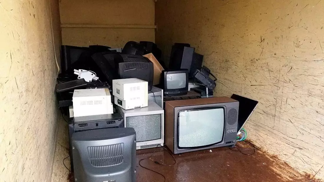 Kaputte Fernseher in einem Container (Archiv) - Bild: via dts Nachrichtenagentur