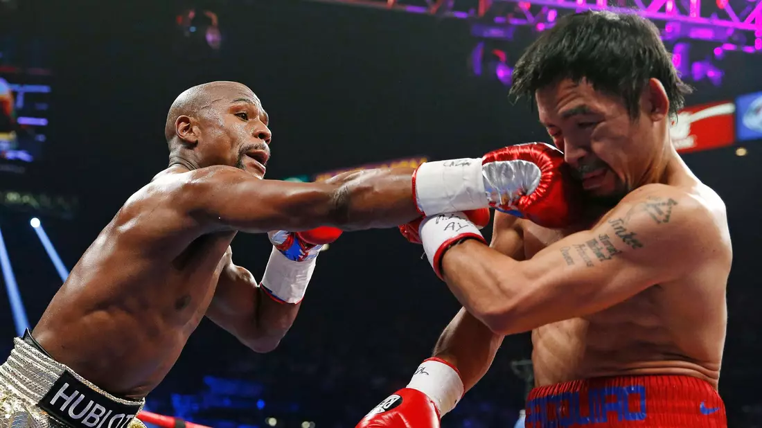 Im Juni 2015 flogen erstmals die Fäuste zwischen Floyd Mayweather (l) und Manny Pacquiao. (Archivbild) - Bild: John Locher/AP/dpa