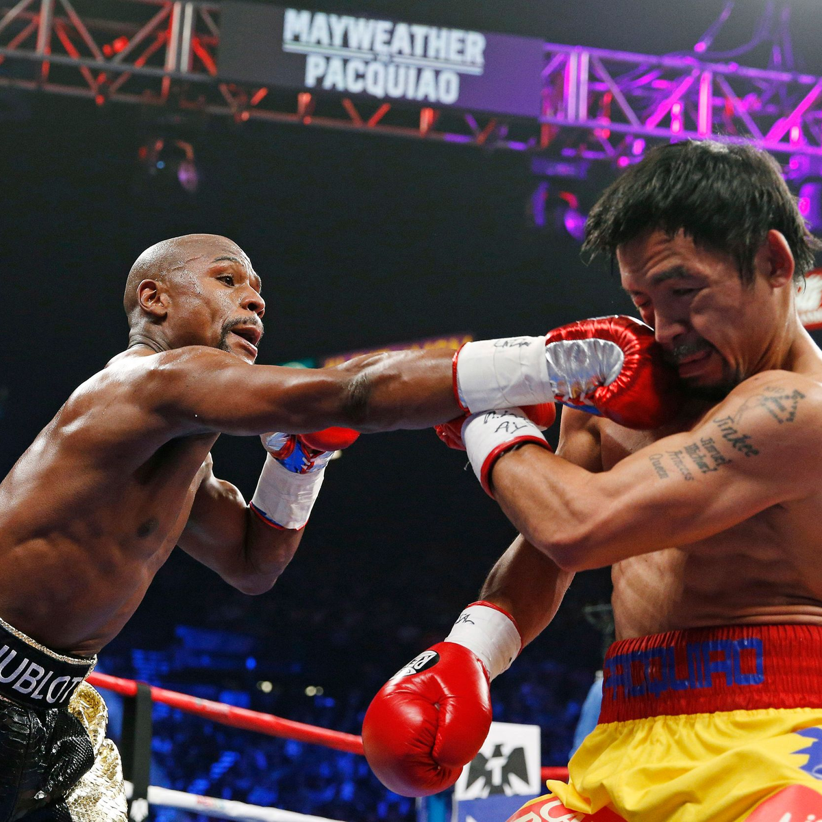 Im Juni 2015 flogen erstmals die Fäuste zwischen Floyd Mayweather (l) und Manny Pacquiao. (Archivbild) - Foto: John Locher/AP/dpa