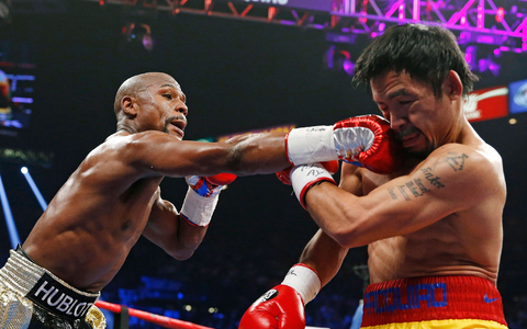 Im Juni 2015 flogen erstmals die Fäuste zwischen Floyd Mayweather (l) und Manny Pacquiao. (Archivbild) - Foto: John Locher/AP/dpa