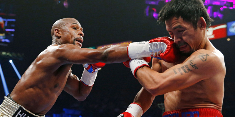 Im Juni 2015 flogen erstmals die Fäuste zwischen Floyd Mayweather (l) und Manny Pacquiao. (Archivbild) - Foto: John Locher/AP/dpa