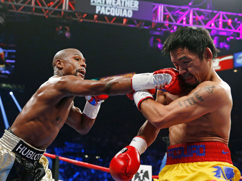 Im Juni 2015 flogen erstmals die Fäuste zwischen Floyd Mayweather (l) und Manny Pacquiao. (Archivbild) - Foto: John Locher/AP/dpa