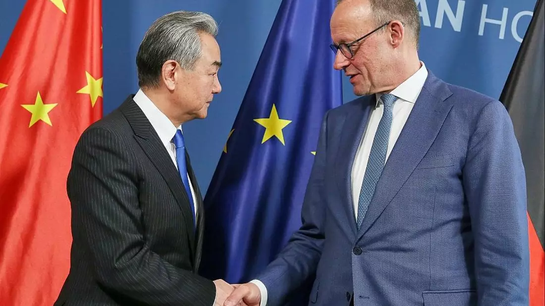 Wang Yi und Friedrich Merz (Archiv) - Bild: via dts Nachrichtenagentur