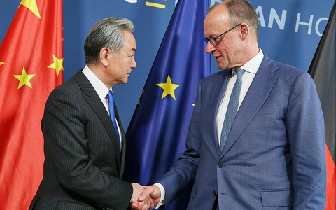 Wang Yi und Friedrich Merz (Archiv) - Foto: via dts Nachrichtenagentur