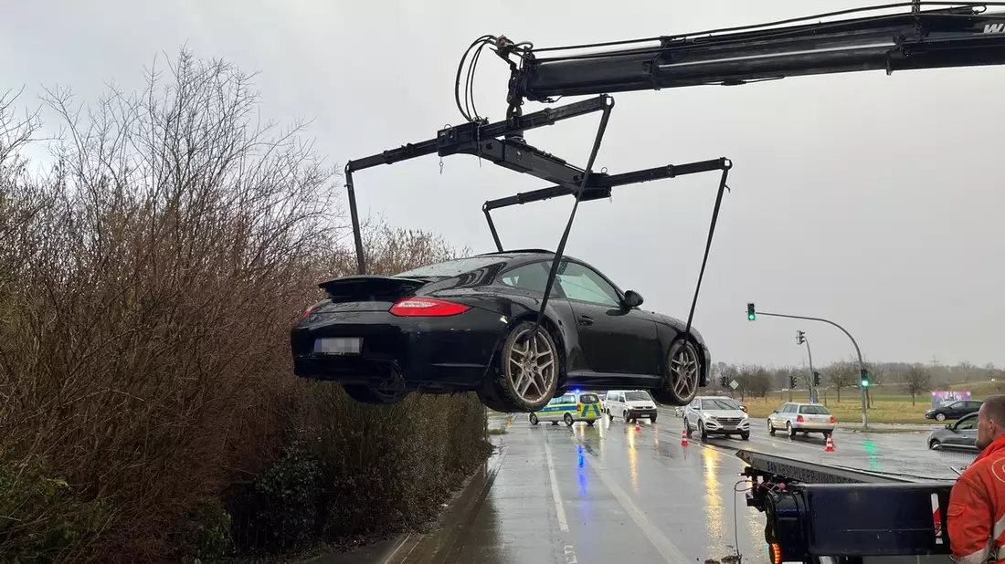 POL-SO: Porsche entzieht sich Kontrolle - Flucht endet in Unfällen - Bild: presseportal.de