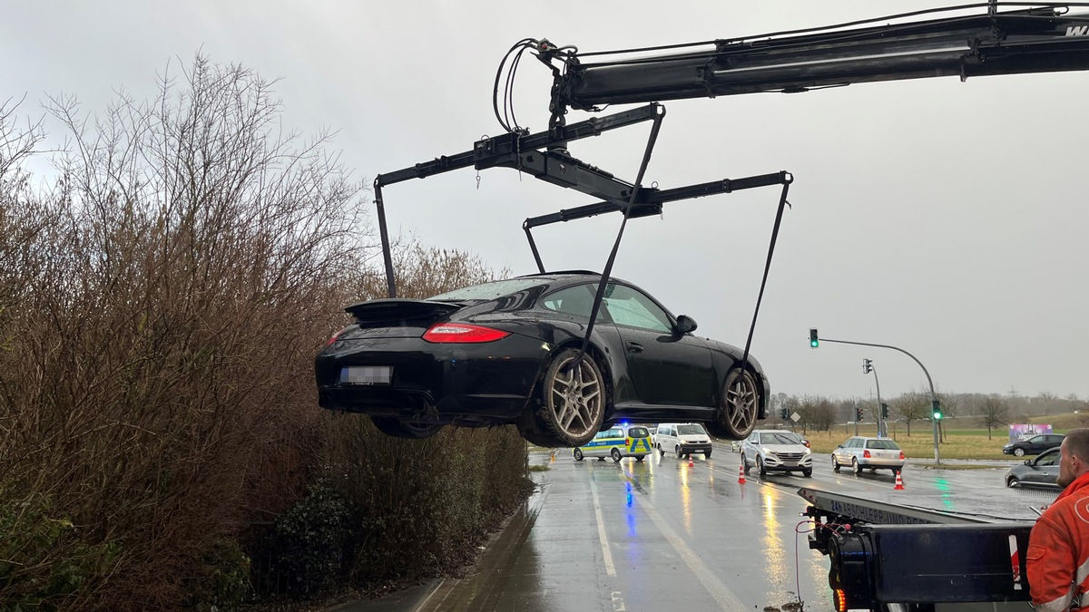POL-SO: Porsche entzieht sich Kontrolle - Flucht endet in Unfällen - Foto: presseportal.de