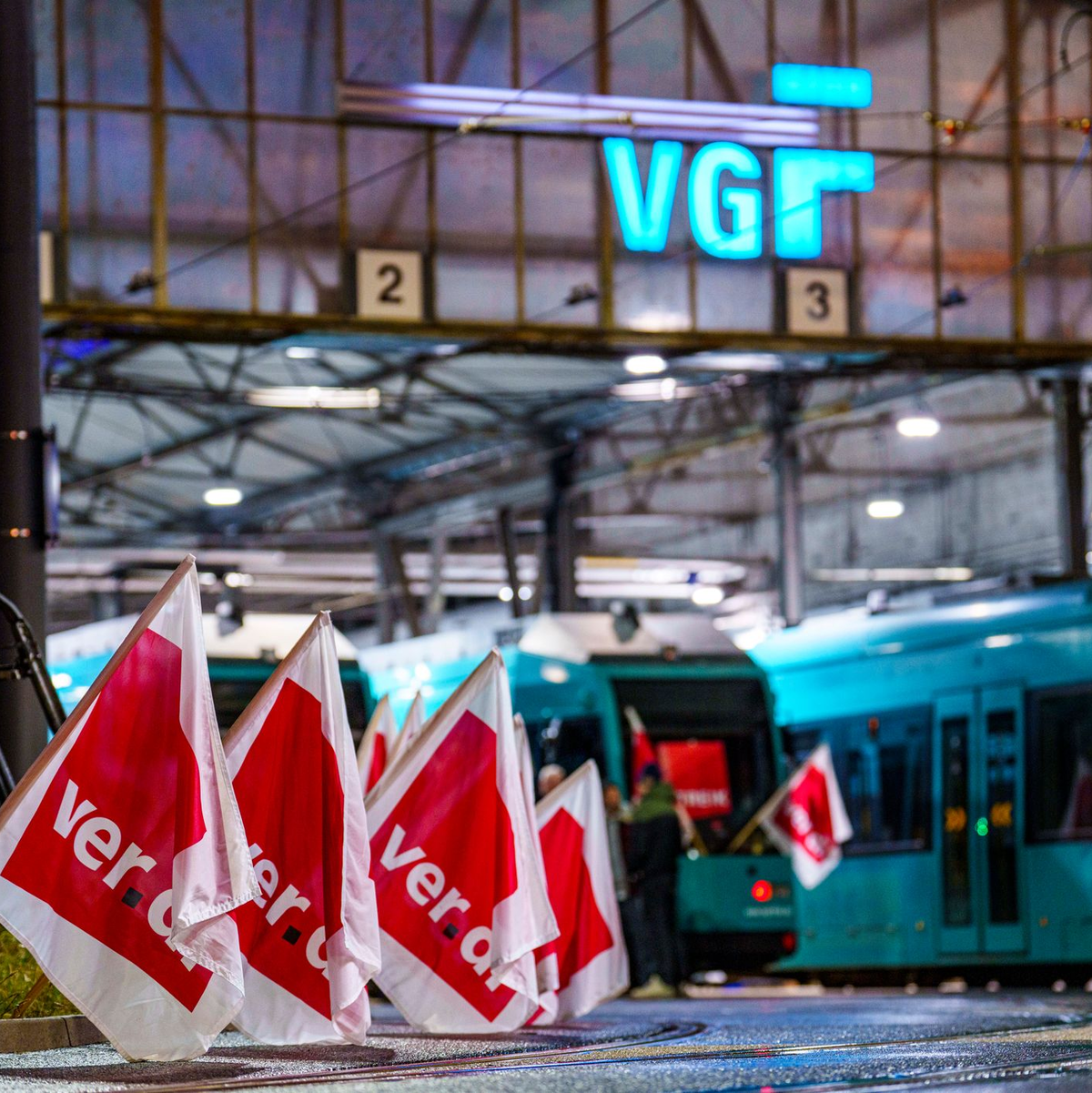 Die Gewerkschaft Verdi ruft zum zweiten Mal in diesem Jahr zu einem bundesweiten Warnstreik im ÖPNV auf. (Archivbild) - Foto: Andreas Arnold/dpa